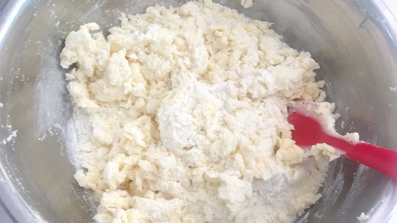 香酥曲奇花,用刮刀以按压的方式进行混拌,尽量避免面粉生筋。