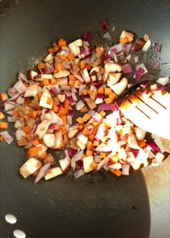 炒饭秀+腊肠香菇萝卜干炒饭,放入<a style='color:red;display:inline-block;' href='/shicai/ 230'>香菇</a>,潮汕萝卜干翻炒约3分钟