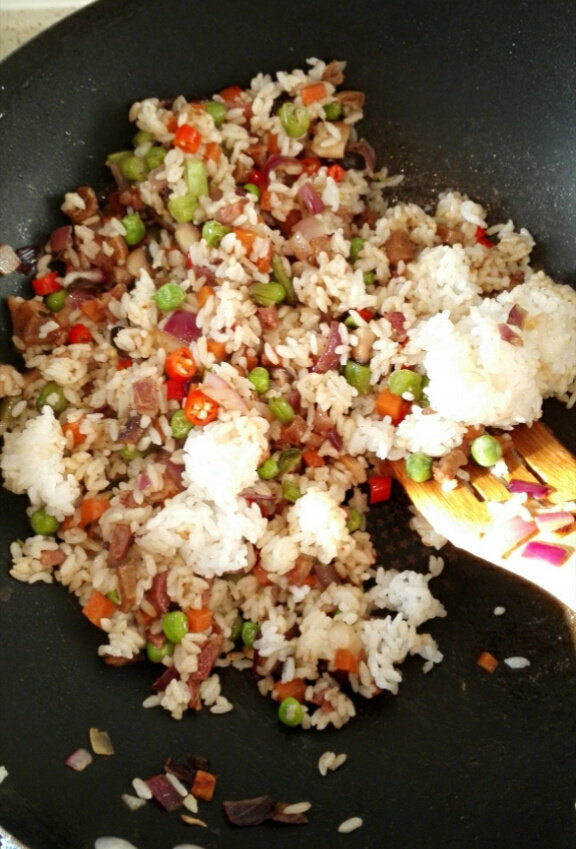 炒饭秀+腊肠香菇萝卜干炒饭,加入米饭,盐,翻炒至米饭散,如果觉得干,可以加一点水