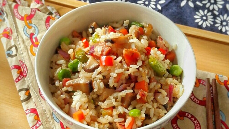 炒饭秀+腊肠香菇萝卜干炒饭,开饭了!好吃!