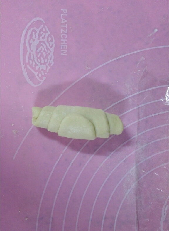 早餐+醇香丹麦卷,从宽的那边开始慢慢卷起,松紧适度,左右对称,尾部沾少许的水粘紧。