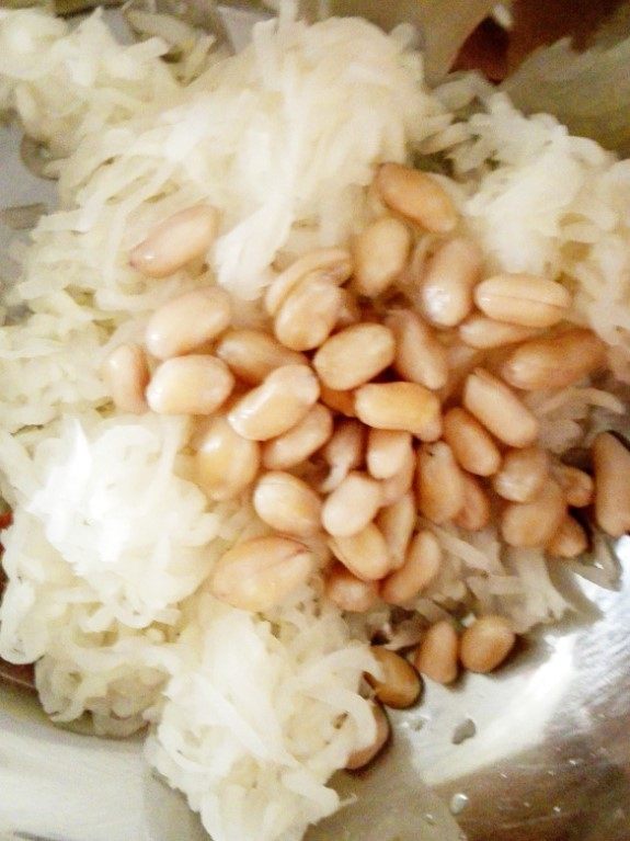 早餐+广式萝卜糕,锅中油烧热，下香菇、海米碎炒香，放入挤干水分的萝卜丝，花生仁，翻炒，关火。