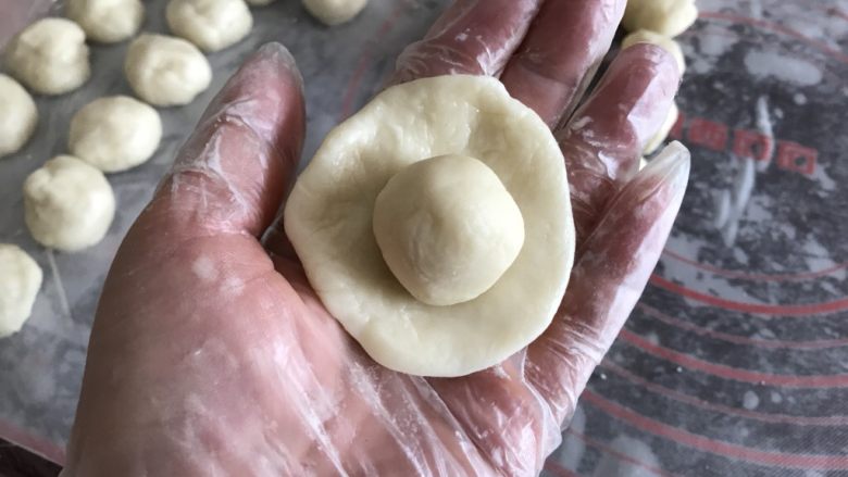 绿豆饼~酥了一地渣儿,油皮压扁,把油酥放油皮上