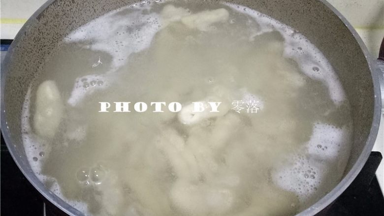 陕西烩麻食,另备一锅,倒入清水烧开,放入麻食煮熟;