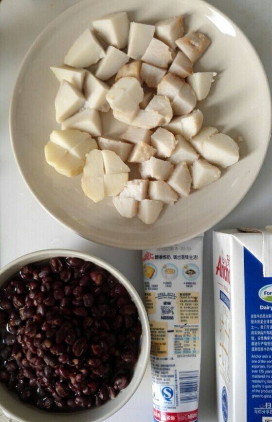 早餐+红豆芋艿牛奶炖, 红豆头一天泡好，提前用高压锅煮软备用。芋头蒸熟去皮切块