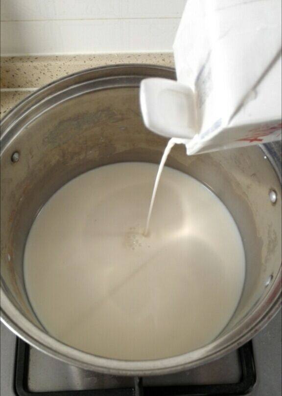 早餐+红豆芋艿牛奶炖,锅中加入牛奶煮至八成开