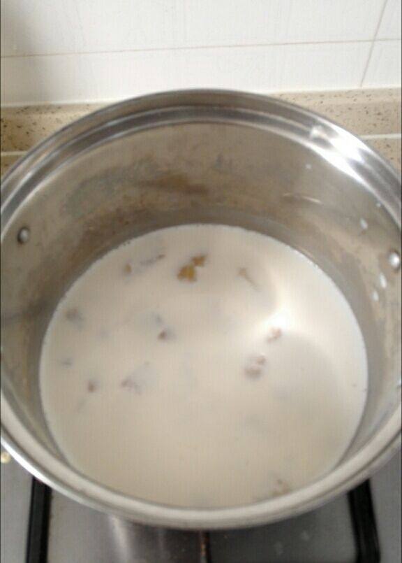 早餐+红豆芋艿牛奶炖,放入芋头煮开后再煮两三分钟，一定要小火，多搅拌，千万别糊锅或牛奶很凶的沸腾