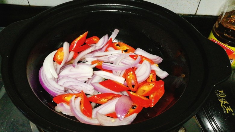 绿色美食+孜然牛肉片,锅里留油,将<a style='color:red;display:inline-block;' href='/shicai/ 29'>洋葱</a>,姜片 ,辣椒,爆香