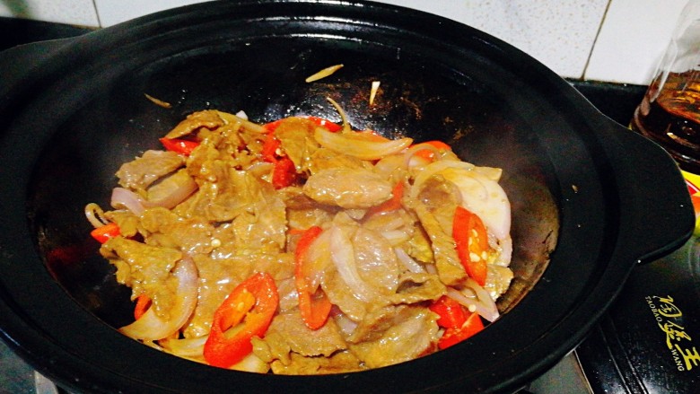 绿色美食+孜然牛肉片,再次加入,蚝油,生抽,<a style='color:red;display:inline-block;' href='/shicai/ 3729'>白糖</a>,孜然粉
