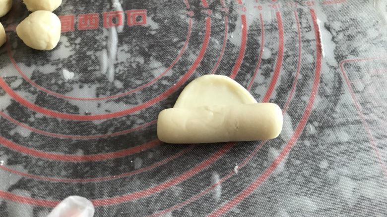 绿豆饼~酥了一地渣儿,一头朝另一头卷起