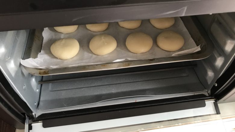 绿豆饼~酥了一地渣儿,送入预热好的烤箱中层上下火190度30分钟
