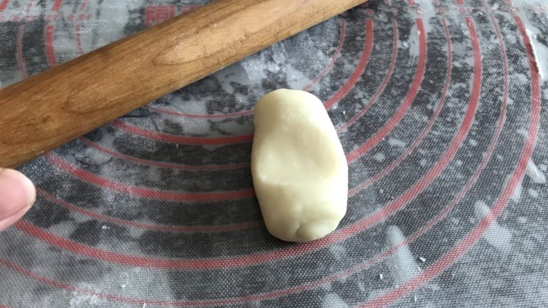 绿豆饼~酥了一地渣儿,松弛后再擀一次,这样加强了酥皮的层次和口感