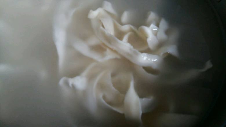 #绿色美食#五色蔬菜炸酱面,宽面条开水下锅煮。(当然也可以用其他面条代替。)