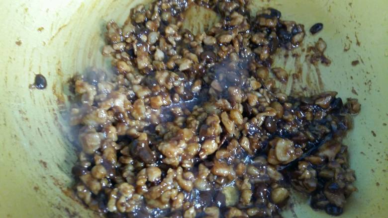 #绿色美食#五色蔬菜炸酱面,把豆瓣酱和肉丁翻炒均匀,小火翻炒3分钟,酱有点微微变黏稠即可。