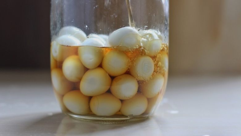 糟卤鹌鹑蛋,加入300毫升的糟卤汁,没过鹌鹑蛋。