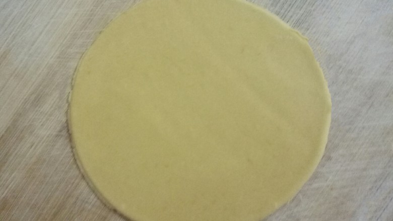 兰花蒸饺,取一份擀成面皮,用模具压成圆形面皮