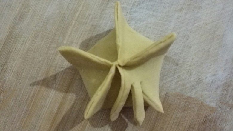 兰花蒸饺,每个折用剪刀剪两下