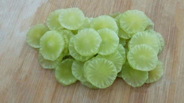 凉拌莴笋,切圆片,中等厚度