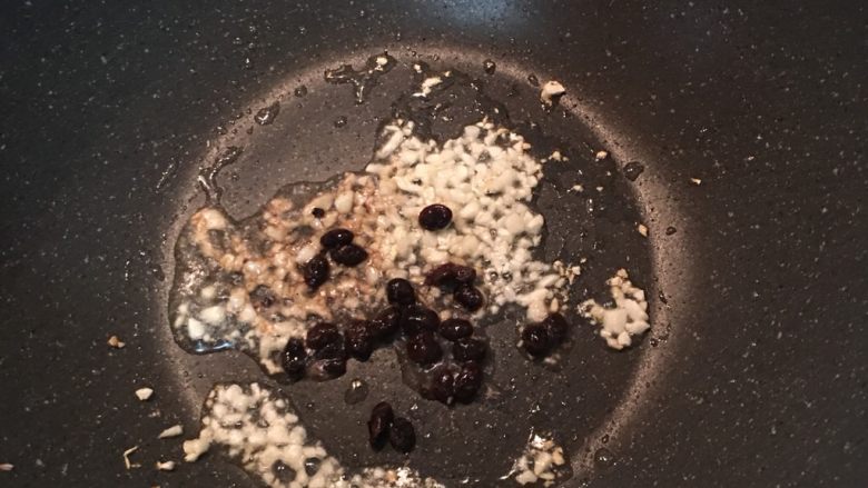 剁椒蒸土豆鸡胸,接着放入豆鼓炒出香味,