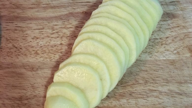 剁椒蒸土豆鸡胸,土豆去皮后切成略带ㄧ点厚度的薄片,并用少许盐抓一抓备用。