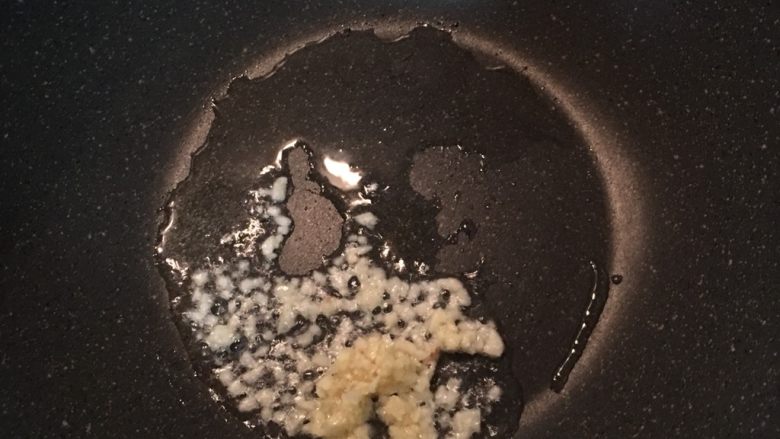 剁椒蒸土豆鸡胸,炒锅裡放入少许油,爆香蒜末,