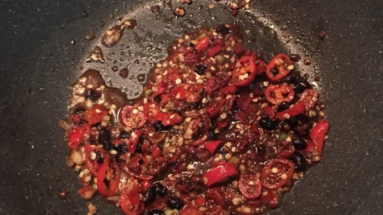 剁椒蒸土豆鸡胸,加入调味料:盐、糖、酱油和米酒,炒香即可关火。