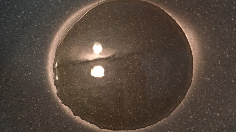 剁椒蒸土豆鸡胸,起锅前烧热适量的香油,用小火烧到旁边微微冒烟即可,