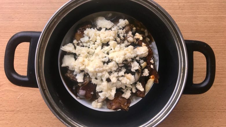 晚餐+一碗芝士排骨饭,撒上马苏里拉芝士,继续中火蒸5分钟即可出锅。