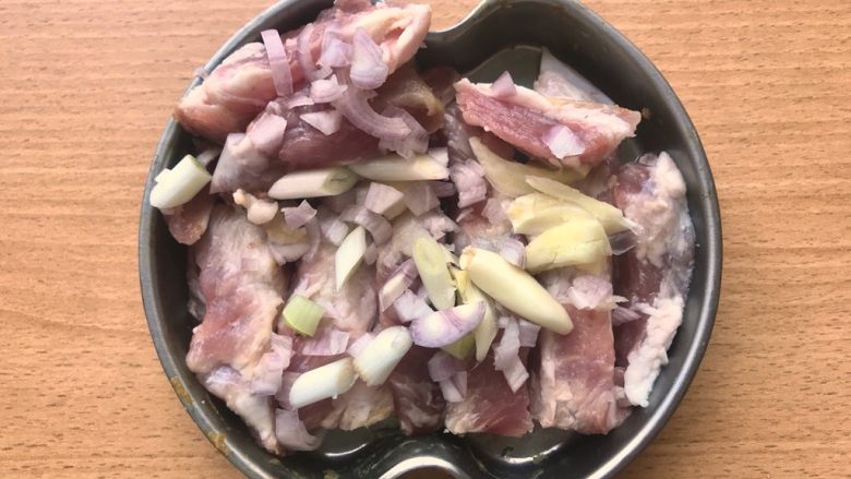 晚餐+一碗芝士排骨饭,全扔进放排骨的盆?碗中。