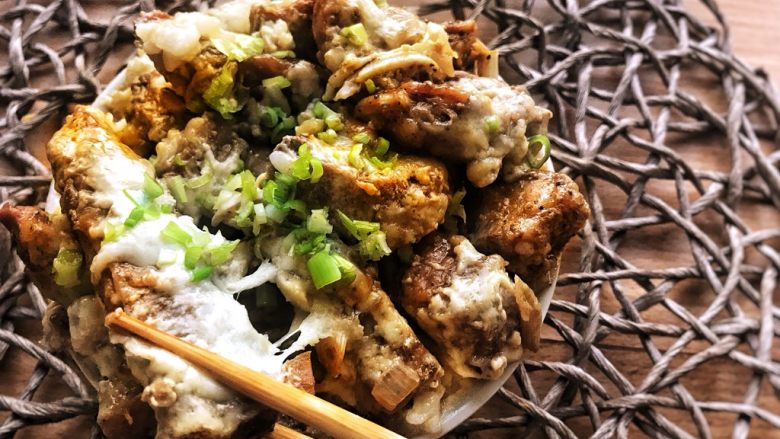 晚餐+一碗芝士排骨饭,撒上葱花就可以拉丝排骨搭上米饭啦~~