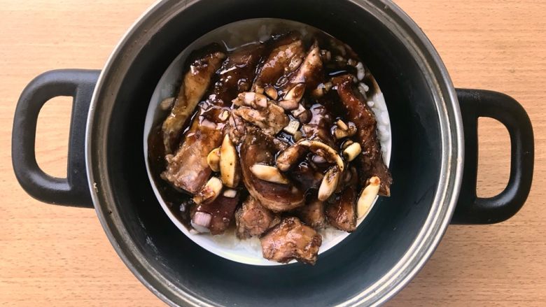 晚餐+一碗芝士排骨饭,煮米饭10分钟就是烤排骨的10分钟,米饭煮至上图就可以开烤箱将排骨堆在米饭上,汤汁尽情倒进去。