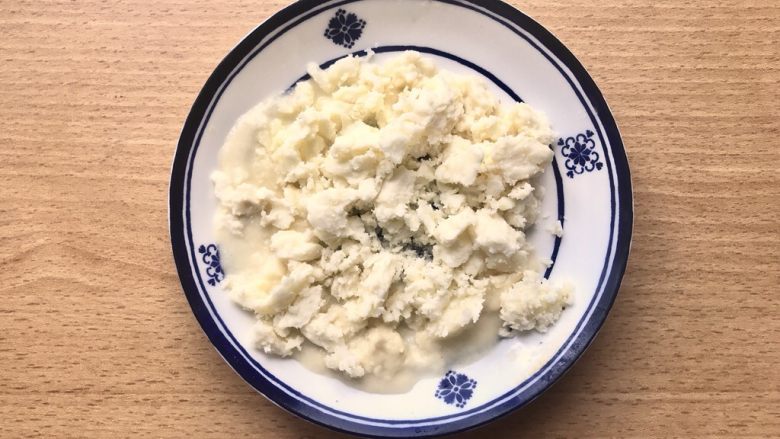 晚餐+一碗芝士排骨饭,马苏里拉芝士切碎,如果已经是碎的就准备在一旁。