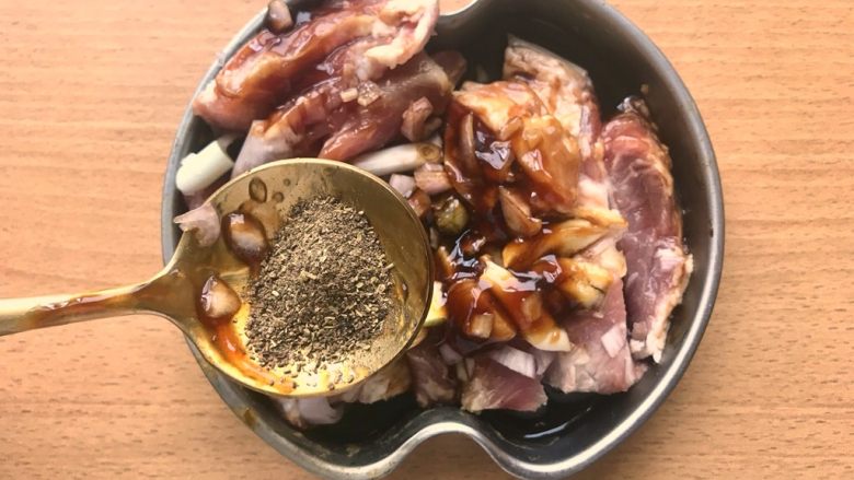 晚餐+一碗芝士排骨饭,1/2餐勺<a style='color:red;display:inline-block;' href='/shicai/ 744'>五香粉</a>,1/2餐勺盐忘拍了。