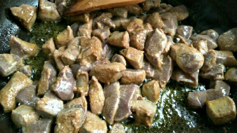 酱爆肝丁,另起锅留底油,将猪肝放入炒至变色后3-5分钟即可关火~