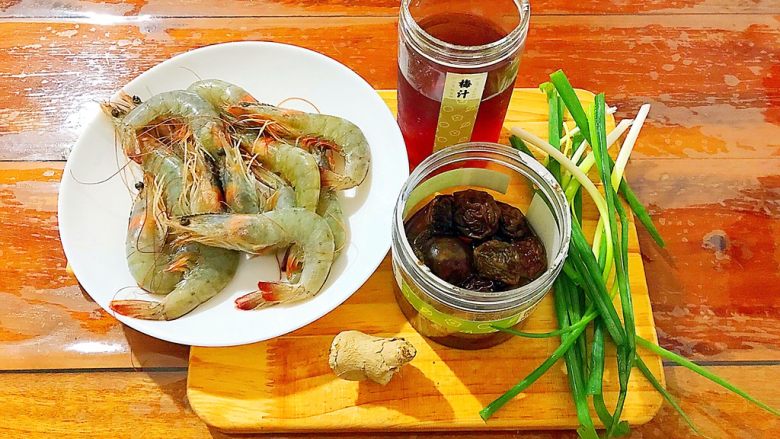 酸甜可口梅汁开背虾,首先我们准备好所有食材!
我这里用的是冷冻的大白虾,你也可以用其他<a style='color:red;display:inline-block;' href='/shicai/ 294'>海虾</a>,有新鲜的当然最好啦!
不建议用比较小的河虾!