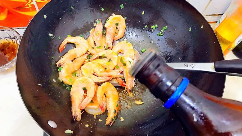 酸甜可口梅汁开背虾,翻炒至虾变色后烹入适量料酒!
