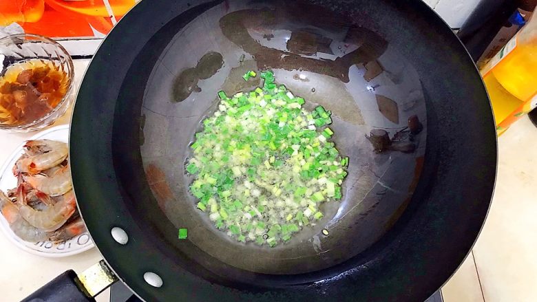 酸甜可口梅汁开背虾,倒入小葱和姜末,小火煸香!