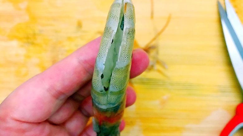 酸甜可口梅汁开背虾,如图所示,从头部开始到尾部,在背上剪开!