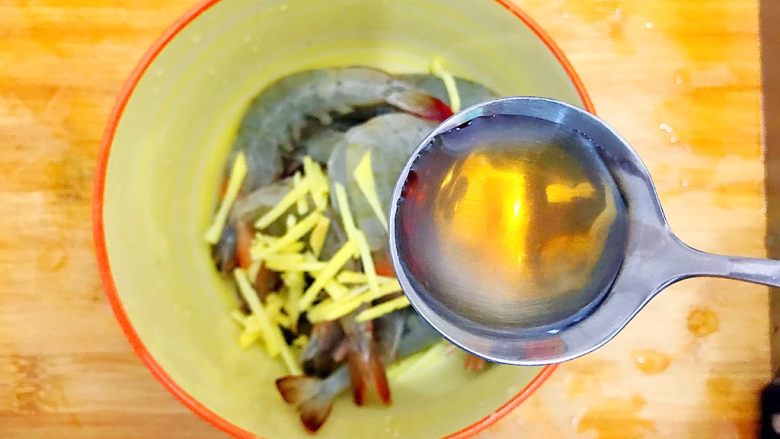 酸甜可口梅汁开背虾,加入两勺料酒!