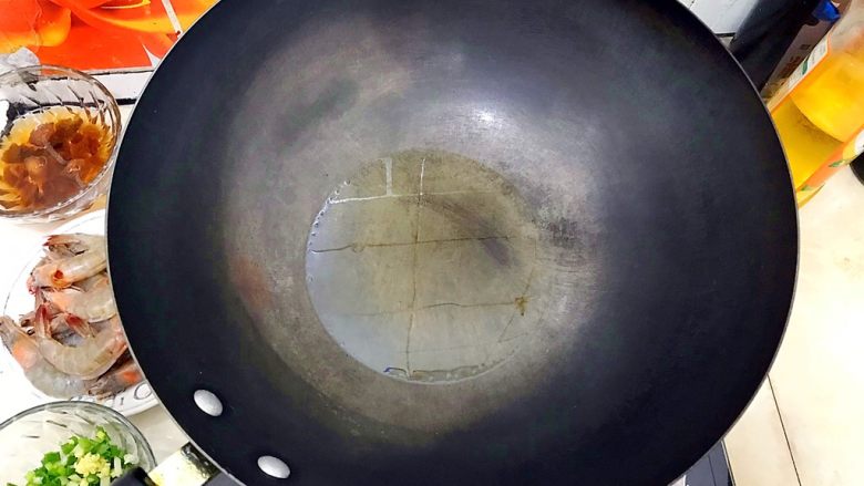 酸甜可口梅汁开背虾,起油锅,热锅冷油!