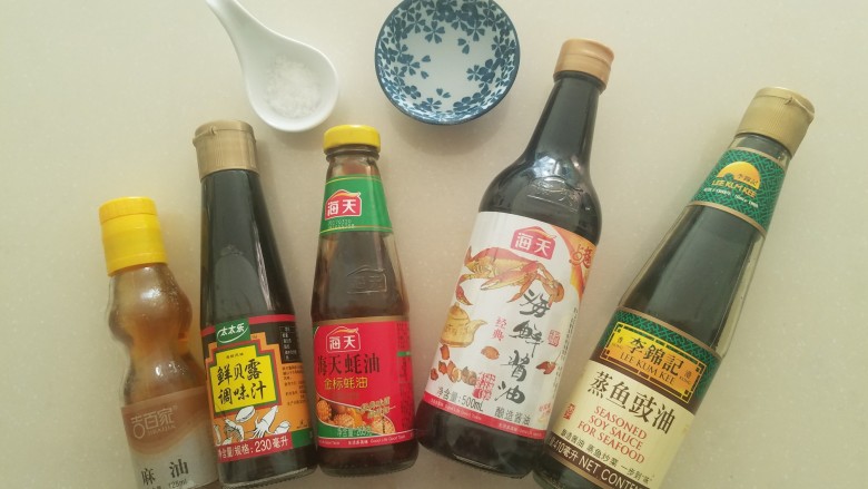 广式腊味煲仔饭,这个时间兑调味汁,调味汁是煲仔饭的灵魂,所以一定要料足。