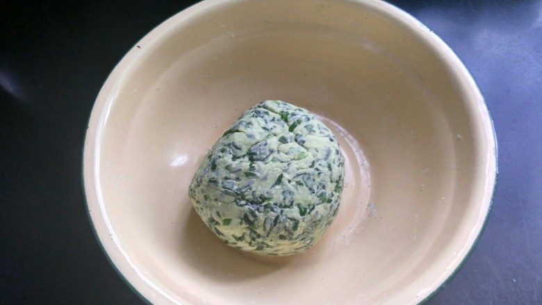 绿色美食+蘸汁韭香面片,揉成光滑的面团,醒10分钟。