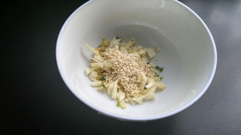 绿色美食+蘸汁韭香面片,醒面的时候准备生姜,大蒜,芝麻,生姜大蒜切碎
