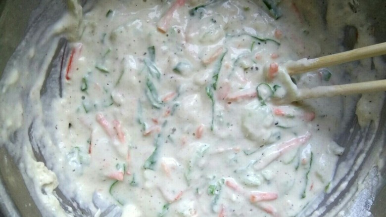 虾皮蔬菜饼,加入适量清水调成糊