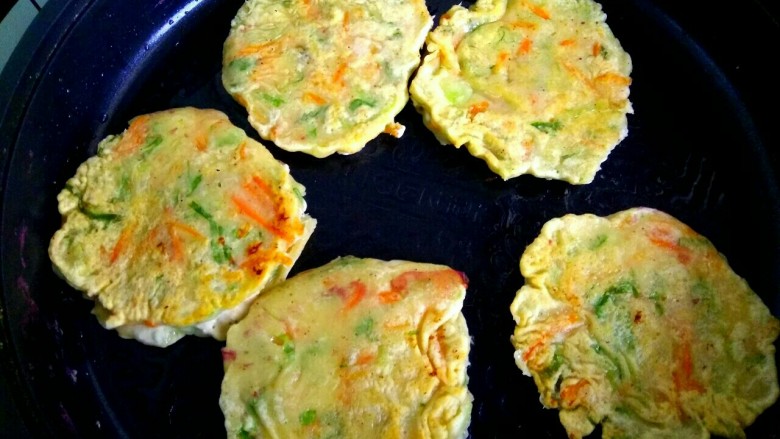 虾皮蔬菜饼,一面煎好翻面，煎好另一面出锅