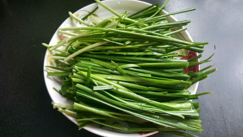 绿色美食+蘸汁韭香面片,准备韭菜,将老叶去掉洗净