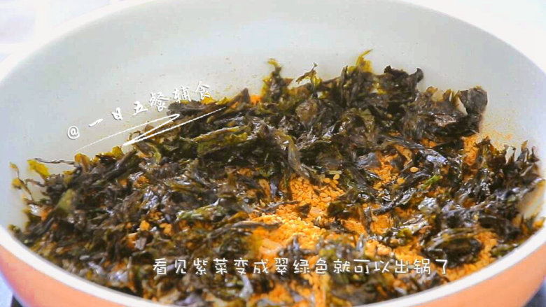 补钙拌饭料 宝宝辅食,紫菜+淡干虾皮+芝麻,继续翻炒3分钟左右,将所有食材炒熟炒香。看见紫菜变成翠绿色就可以出锅了。