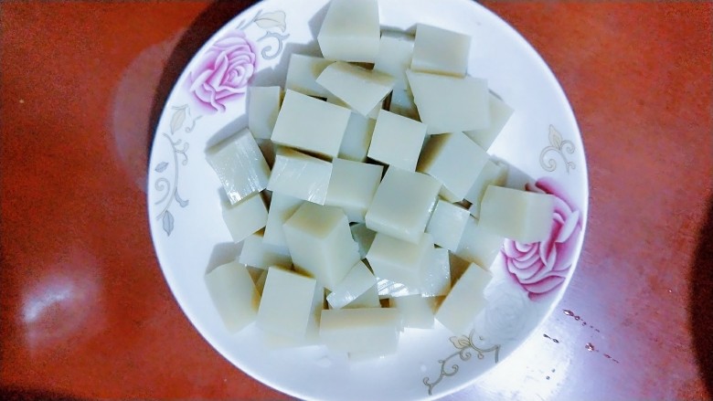 蒜苗凉粉,<a style='color:red;display:inline-block;' href='/shicai/ 553'>凉粉</a>切成正方形，不可太小，否则容易烂