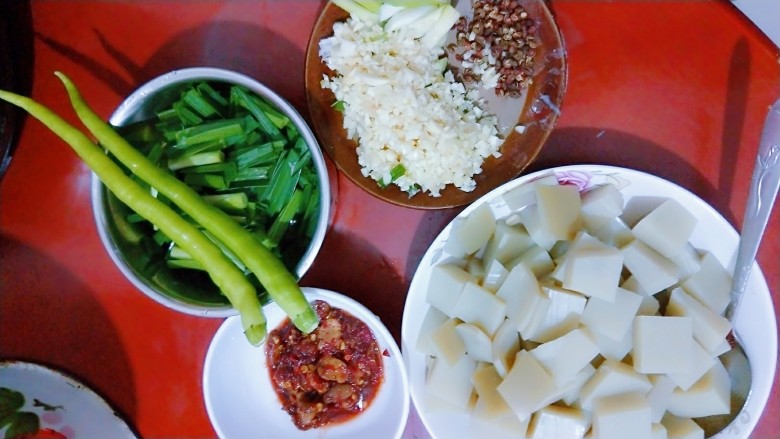 蒜苗凉粉,姜蒜切粒，<a style='color:red;display:inline-block;' href='/shicai/ 3349'>蒜苗</a>的蒜白部分切下来与花椒姜蒜放一起，蒜叶单独，喜辣的朋友可以加这种<a style='color:red;display:inline-block;' href='/shicai/ 8778'>尖椒</a>切粒