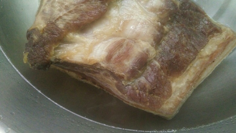 【家乡菜】扣肉,炸好用热水浸泡猪皮,泡软用筷子轻松戳进去就可以了